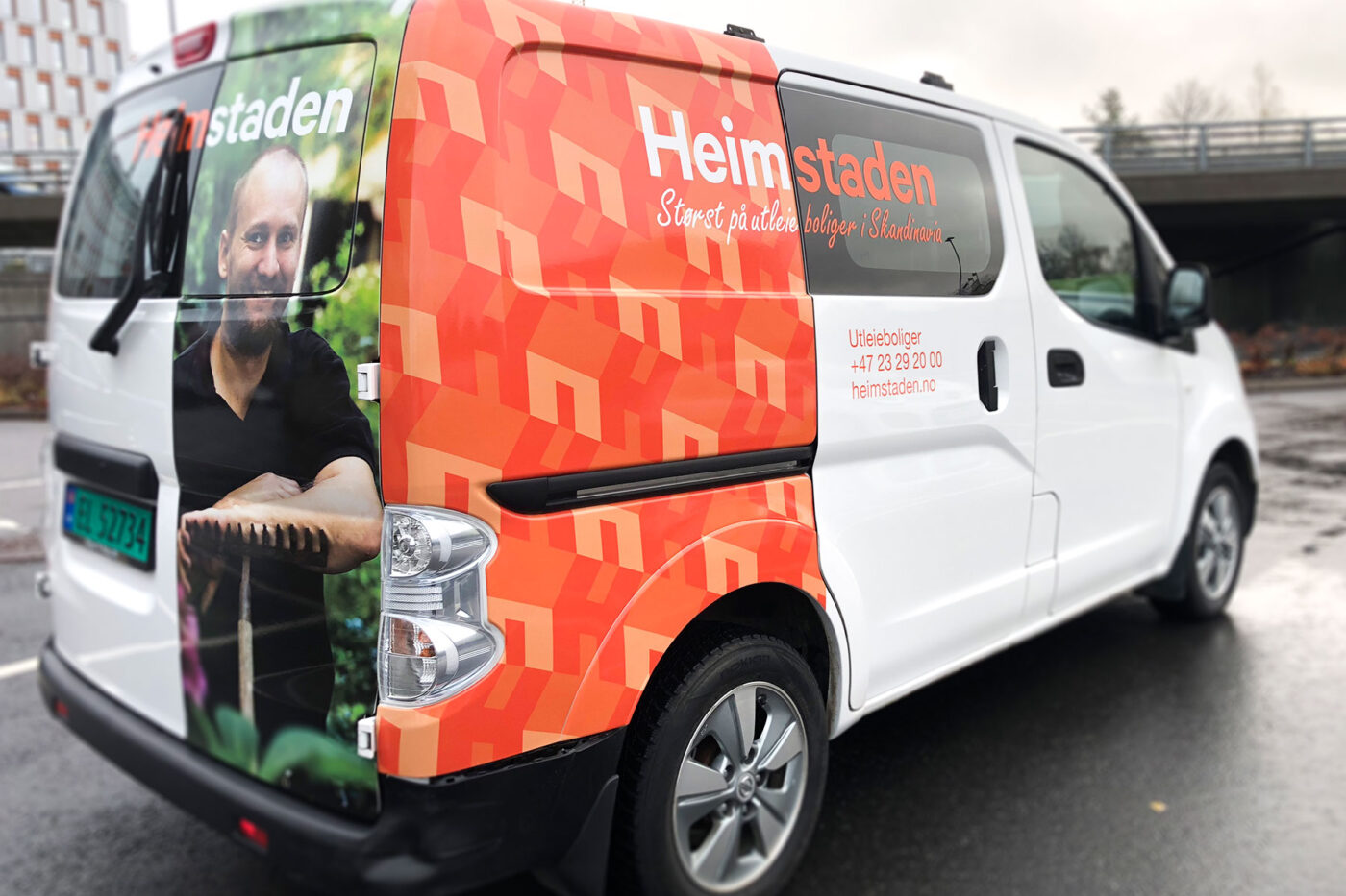 Konsis har trykket, skjært ut og montert folie på 25 av Heimstadens firmabiler.