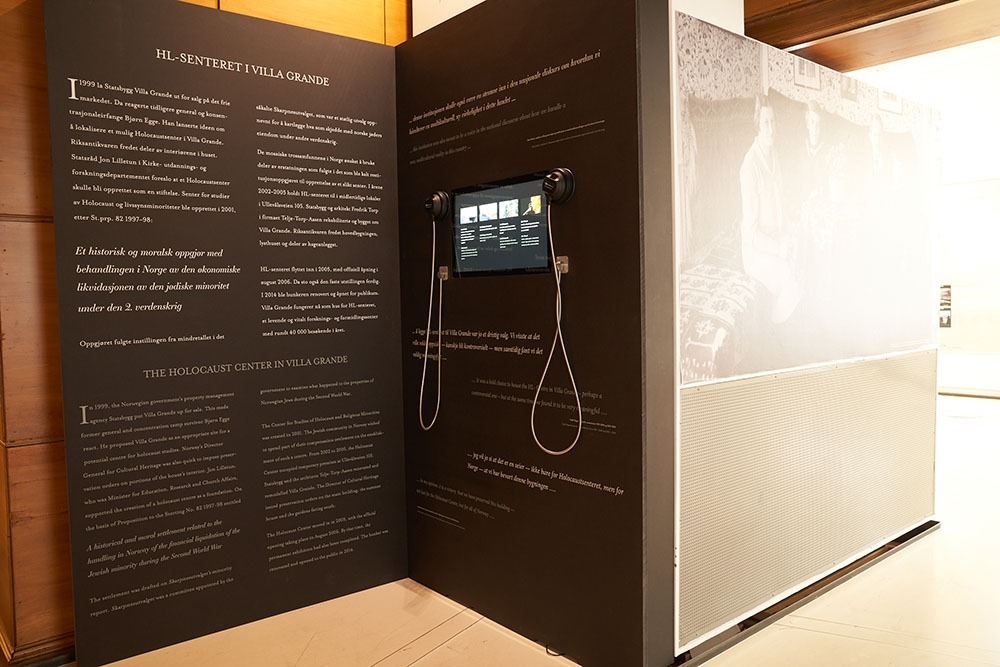 HL senteret, holocaust senteret, konsis. Hvitt trykk på sort MDF, podium i Villa Grande utstillingen.