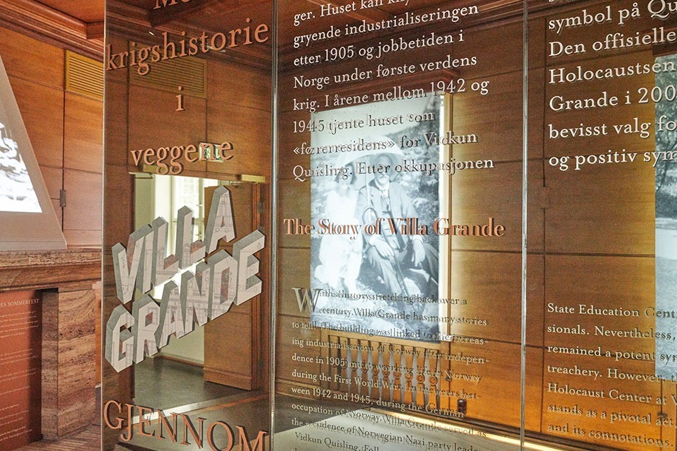 Utskjært printfolie og metallisk folie på speil. HL senteret, holocaust senteret, konsis