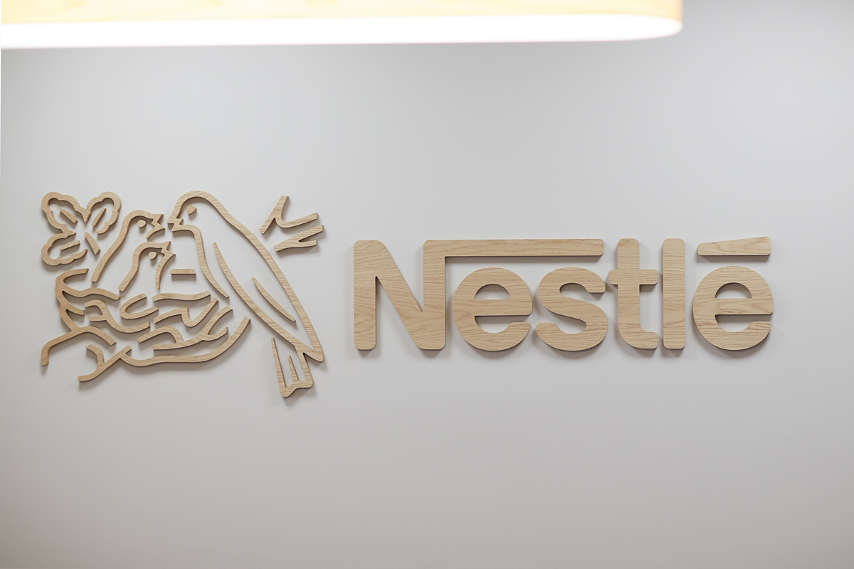 Utskåret kryssfinér montert på vegg, Nestle, Konsis