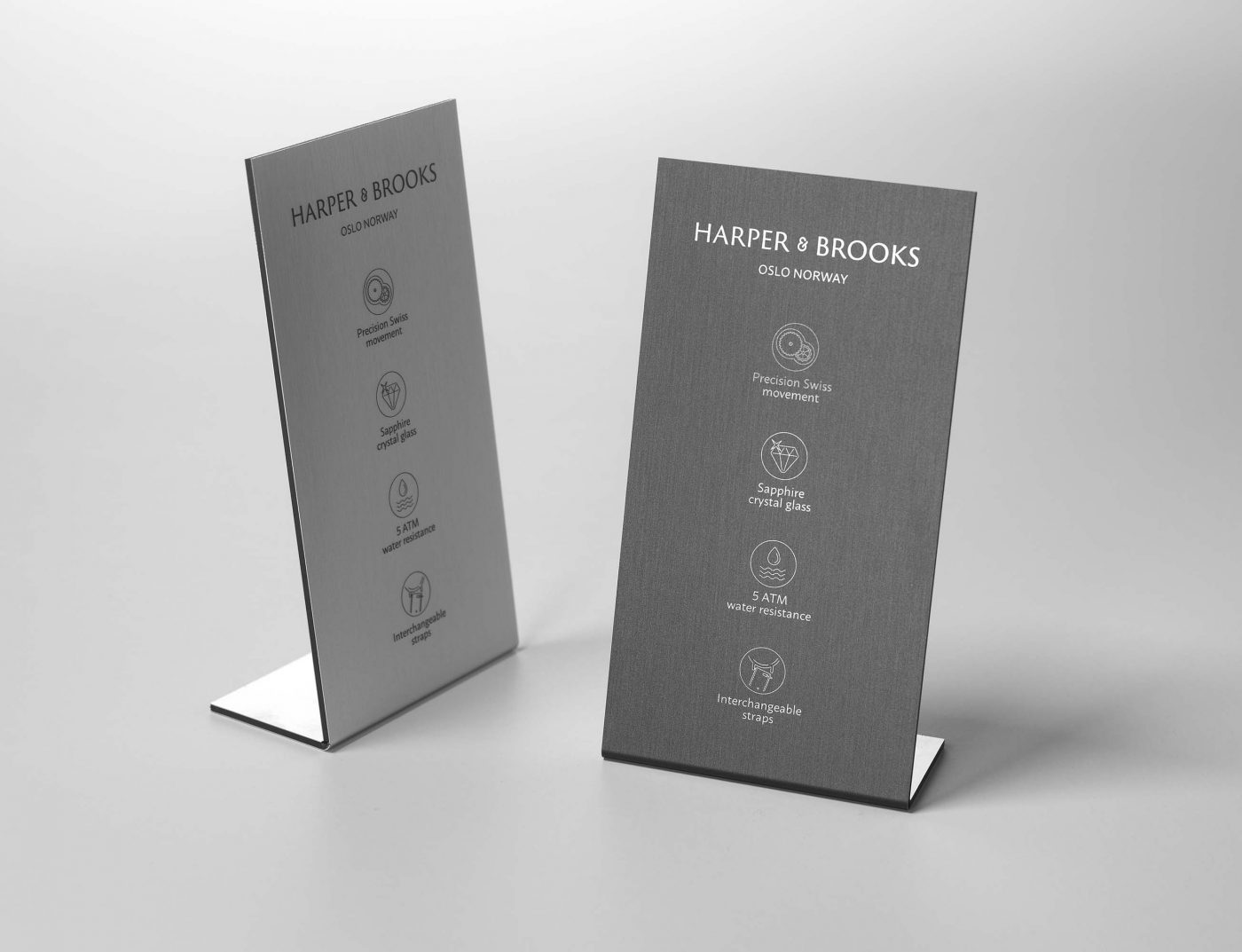 To diskdisplay av hvit og børstet aluminium for Harper & Brooks. Produsert av Konsis