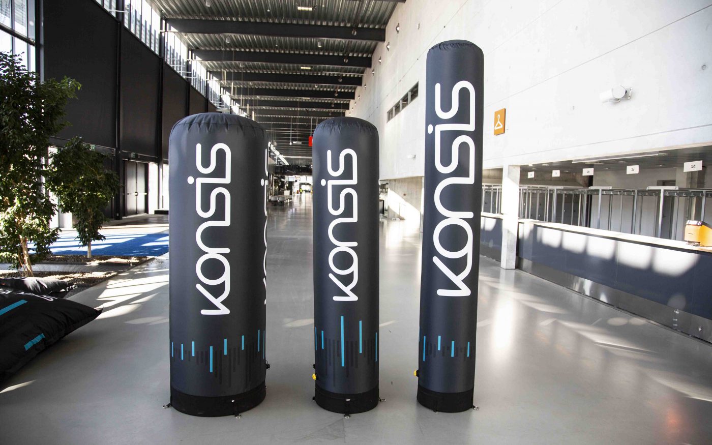 Oppblåsbare påler/pilarer/reklamesøyler med logoen til Konsis på.
