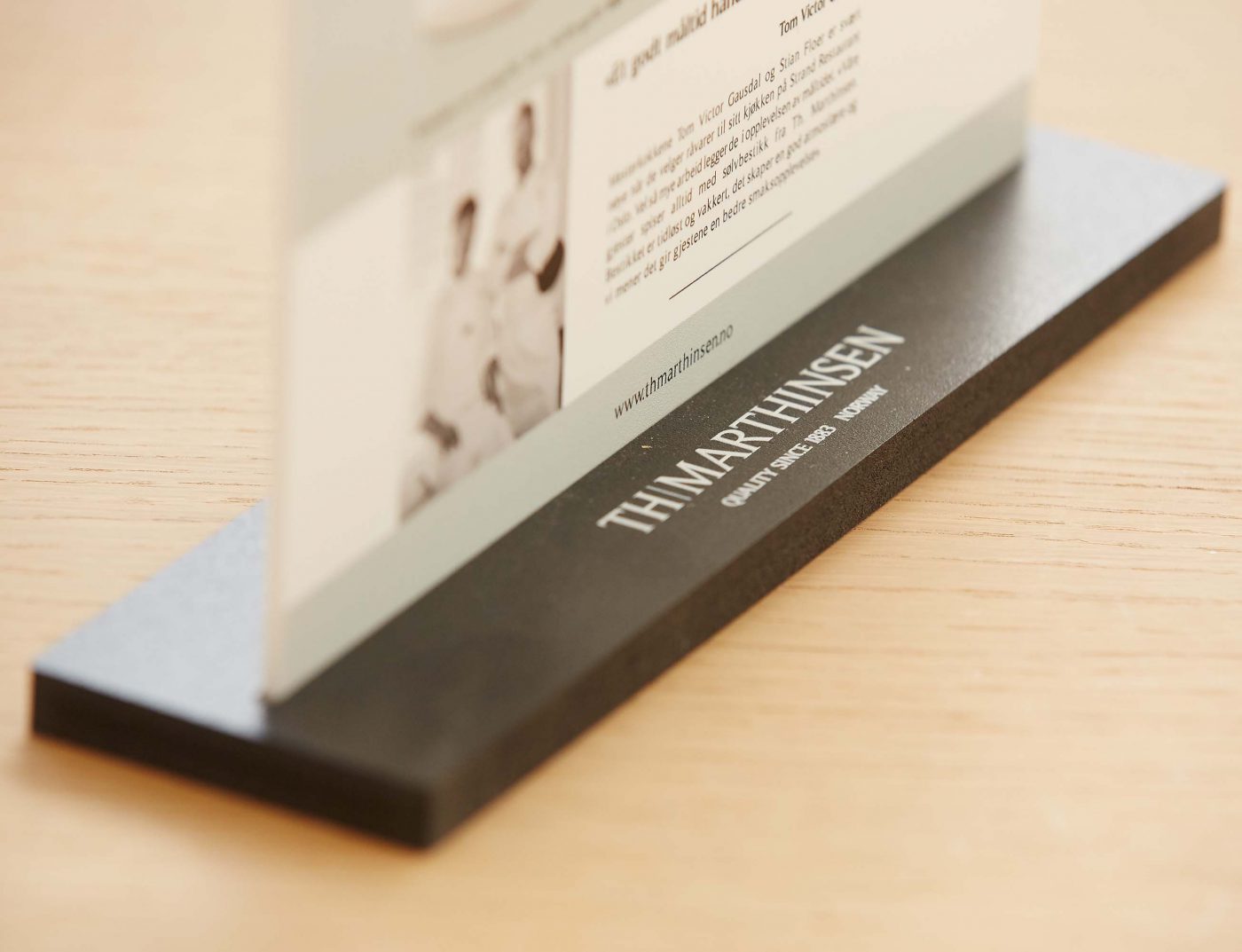 Platefot i sort MDF for TH Marthinsen. Produsert av Konsis