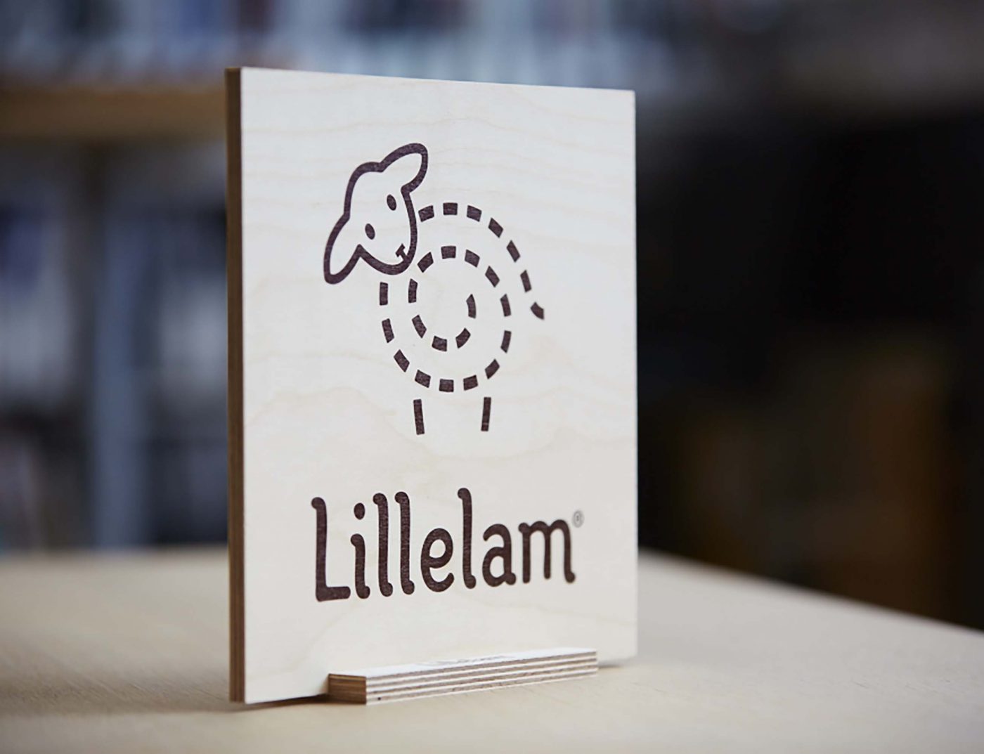Bordskilt for Lillelam i finér. Produsert av Konsis