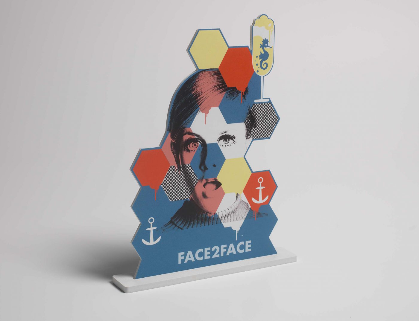 Skilt for Face2Face, som står av seg selv i en platefot av Gatorfoam. Produsert av Konsis