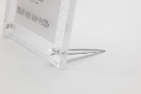 Bordskilt i akryl med trykk på begge sider og aluminiumsben fra Fisso