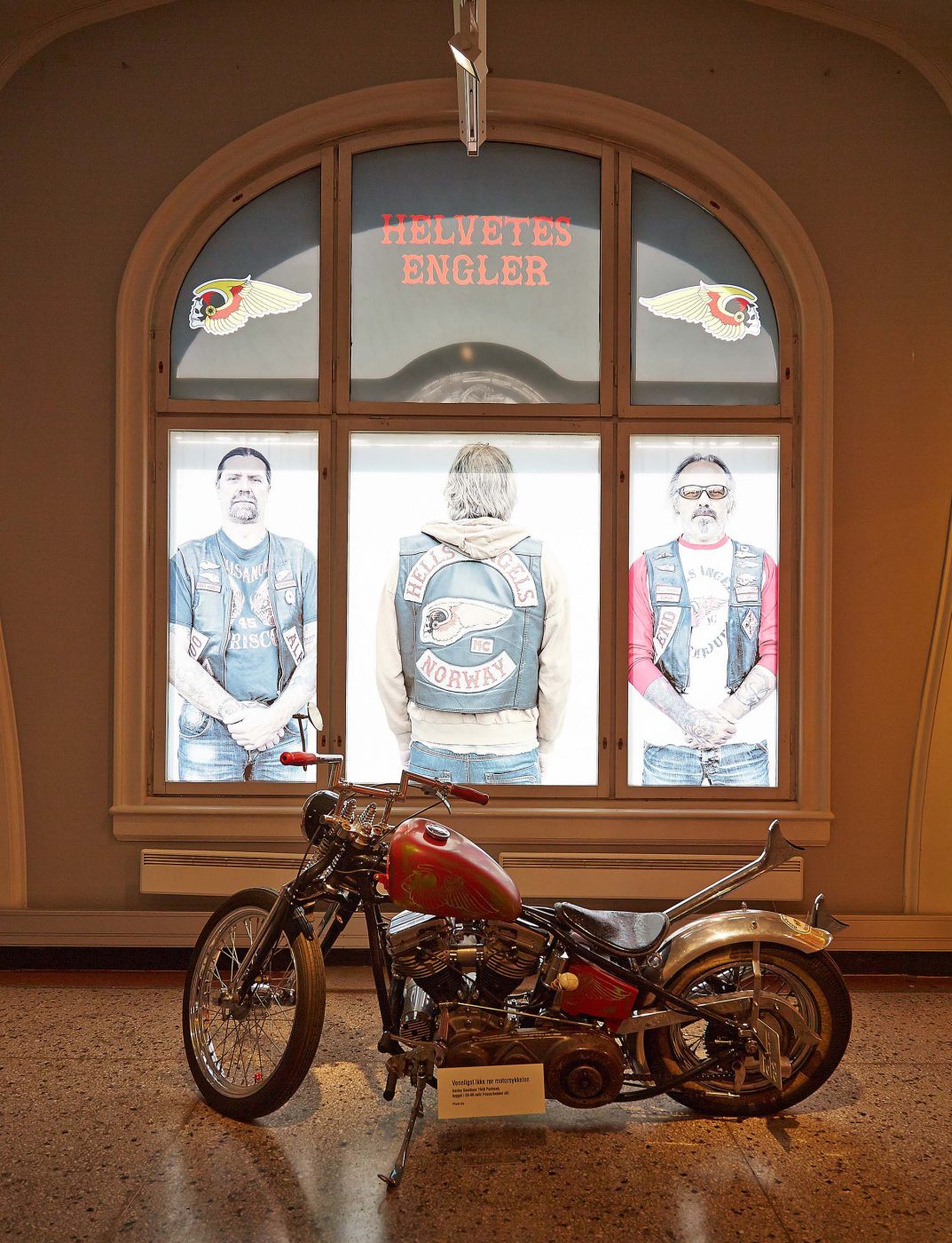 Helvetes Engler trykket på hvit folie og montert på vinduer på Kulturhistorisk museum. Trykket og montert av Konsis