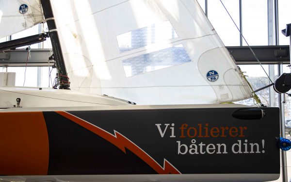 Helfoliert J 70 seilbåt med utskjært tekst og elementer. Ble utstilt på Konsis stand på Sjøen for alle i 2019