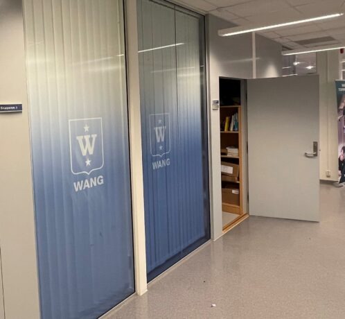 Glassklar, gradert folie på møterom hos WANG toppidrett