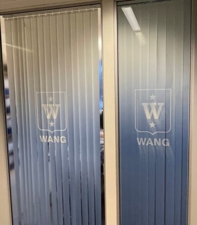 Lysblå, glassklar folie med gradering hos WANG toppidrett