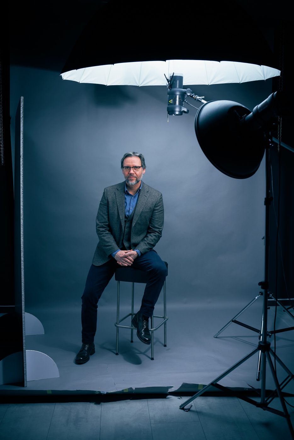 Portrettfoto av Erik Thorhallson. Fotografert av Konsis for Bladcentralen i vårt fotostudio i Oslo