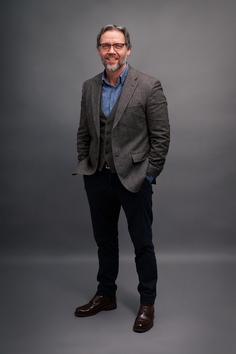 Portrettfoto av Erik Thorhallson. Fotografert av Konsis for Bladcentralen i vårt fotostudio i Oslo