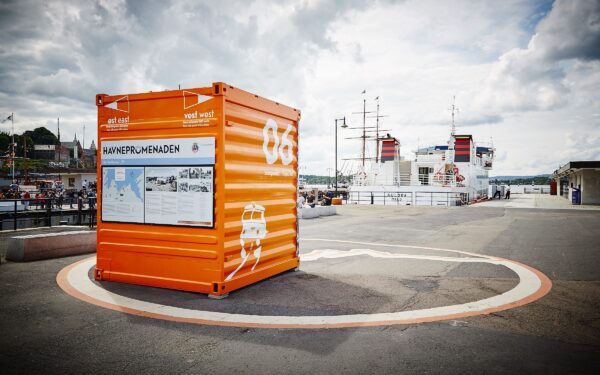Utskåret folie og skilt på container