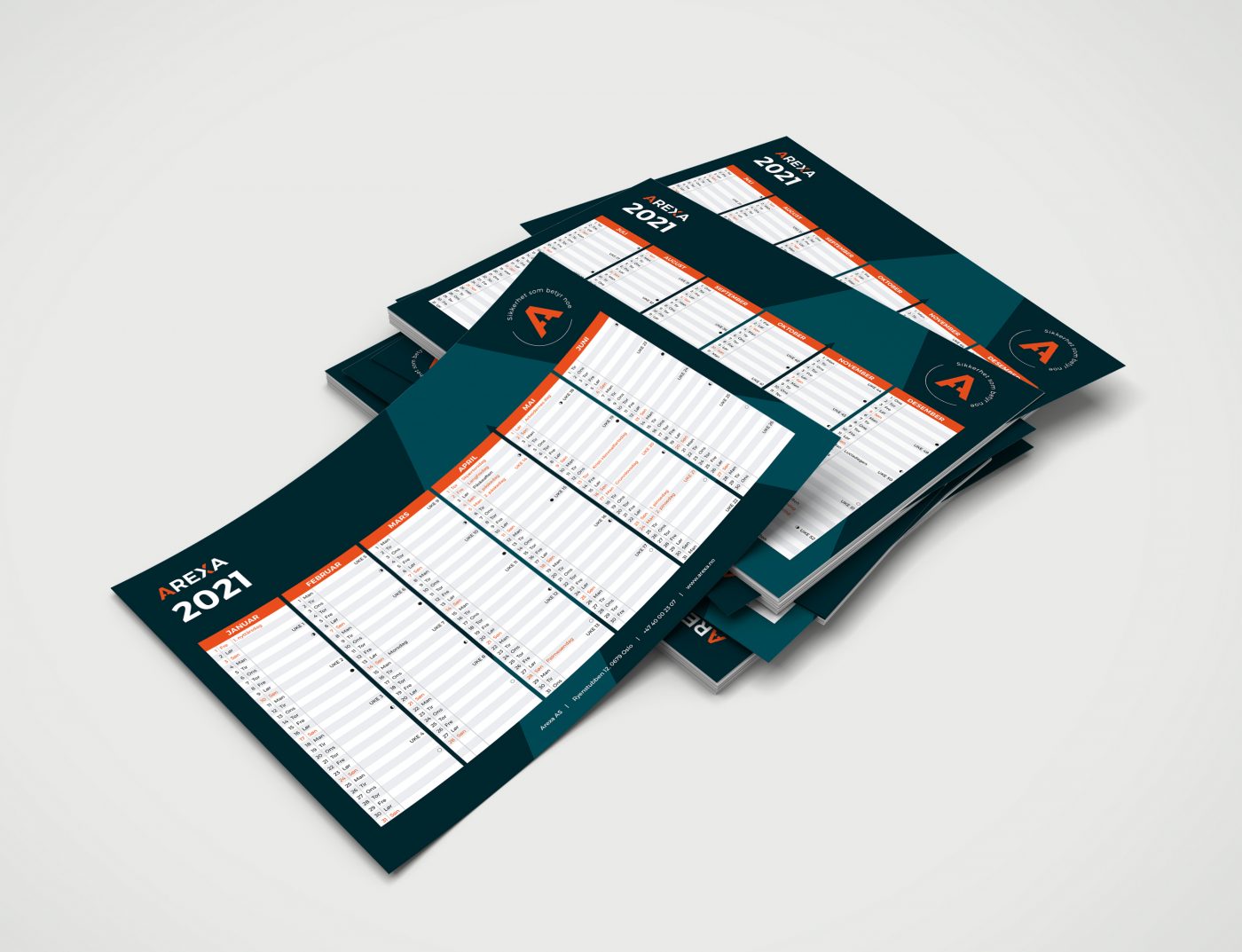 En bunke med årskalendere for 2020, trykket på A4. Designet av Konsis for Arexa