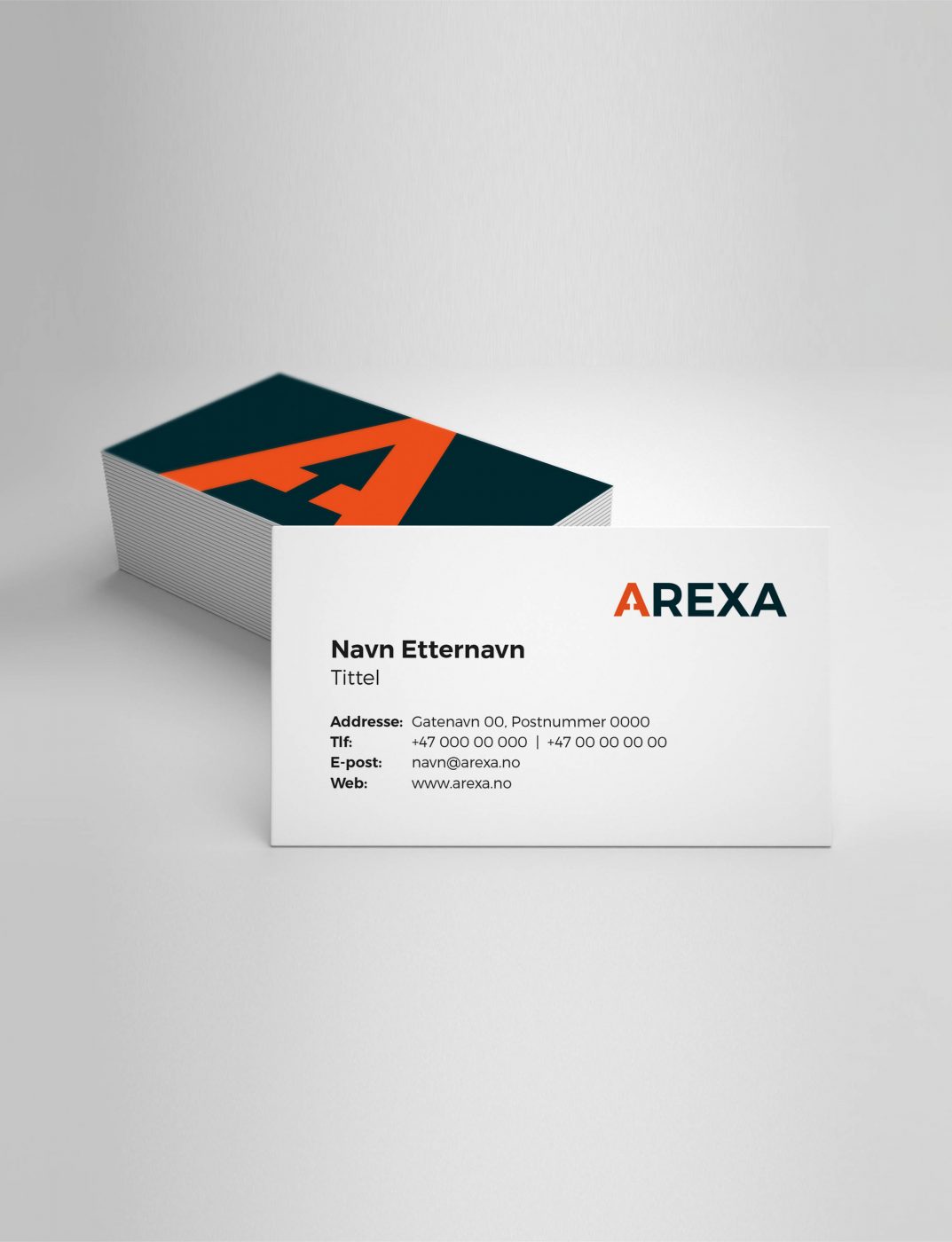 Bilde av en bunke med vistittkort og et visittkort fremhever med Arexa-logo, navn og kontaktinformasjon.