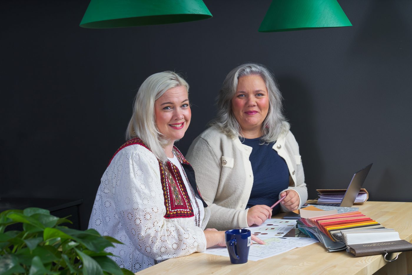Tone og Camillia fra avdelingen for interiørarkitektur