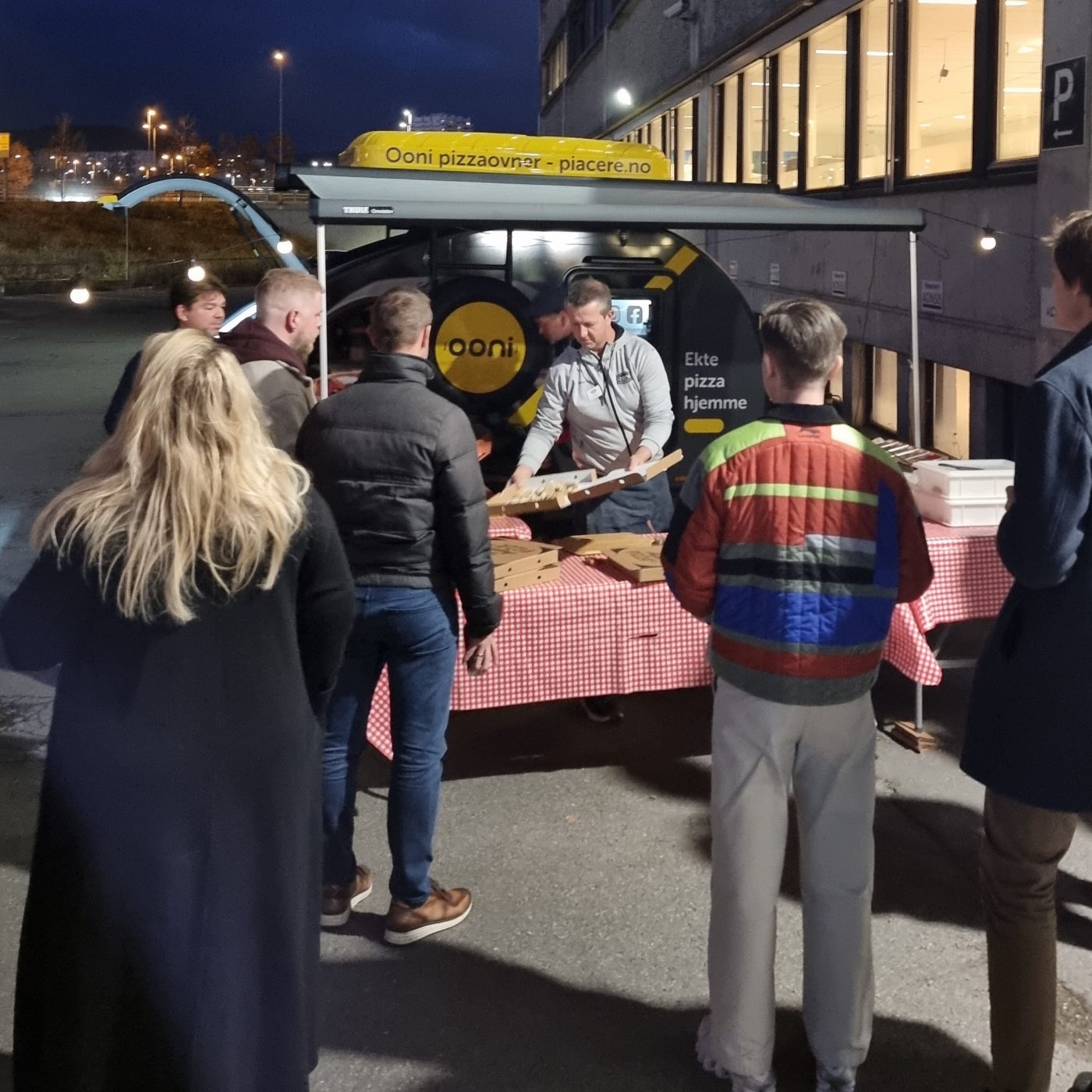 Piacere serverer pizza laget i Ooni pizzaovn