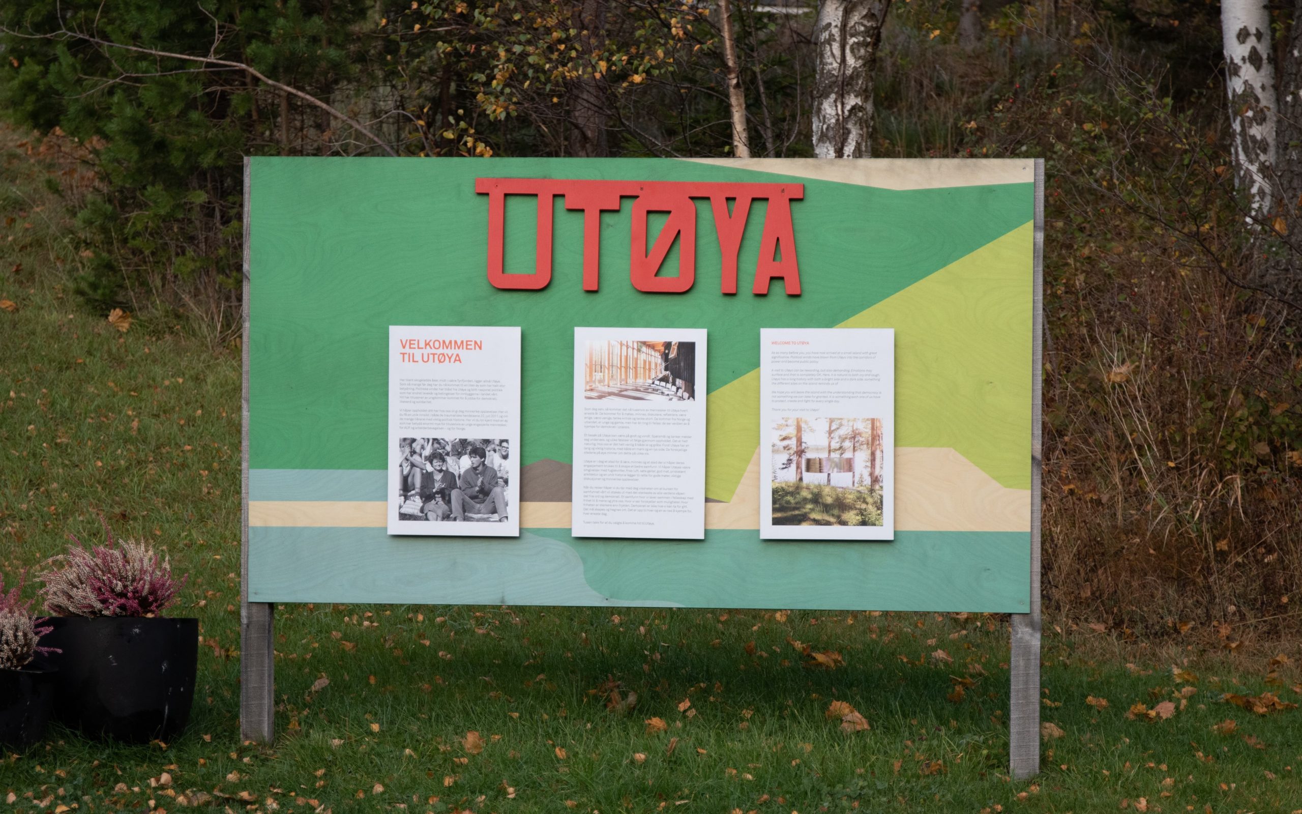 Skilt på Utøya med informasjon om øya. Produsert av Konsis. Foto
