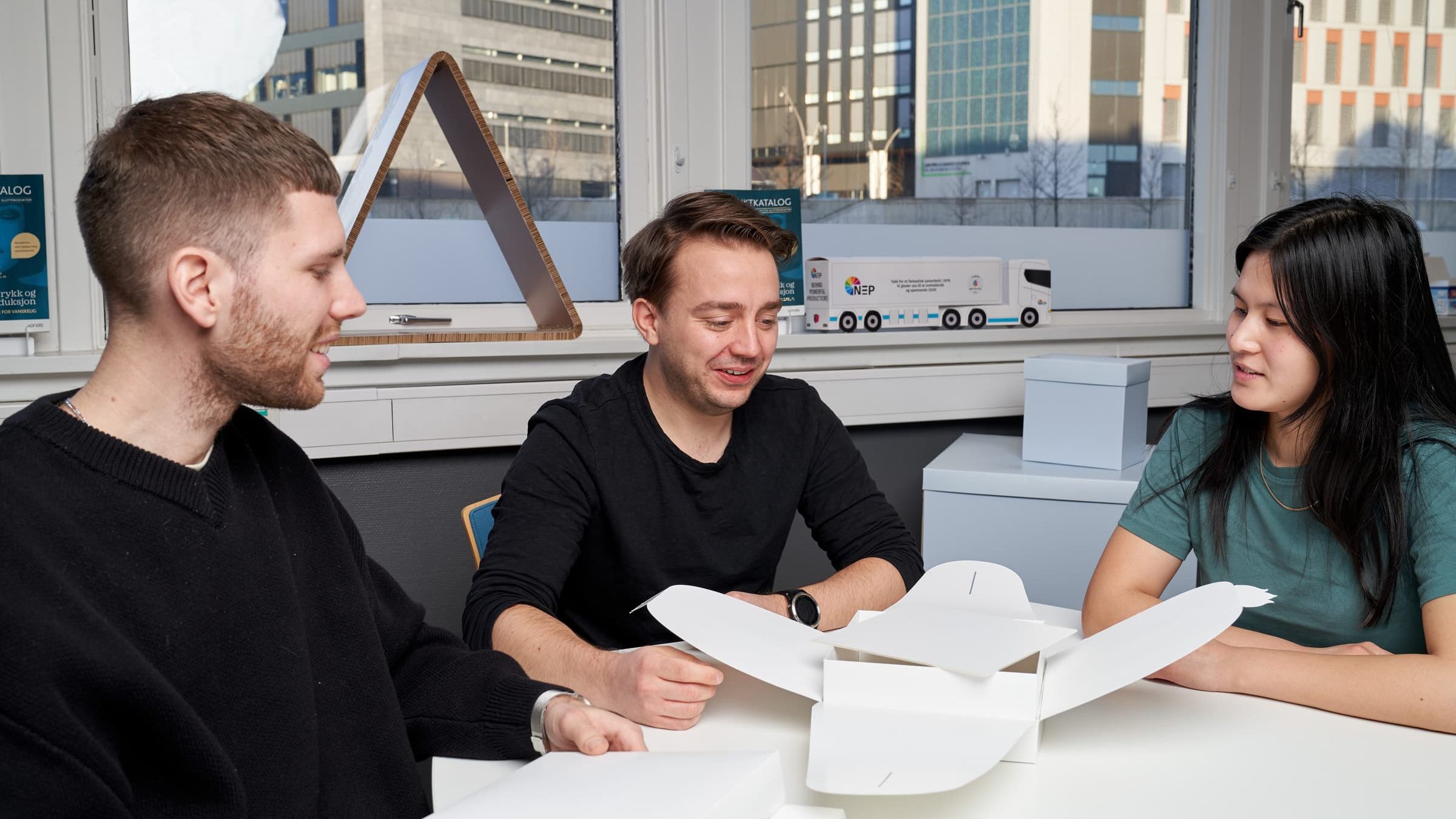 Jesper, Eirik og Tindra i prat om konstruksjoner