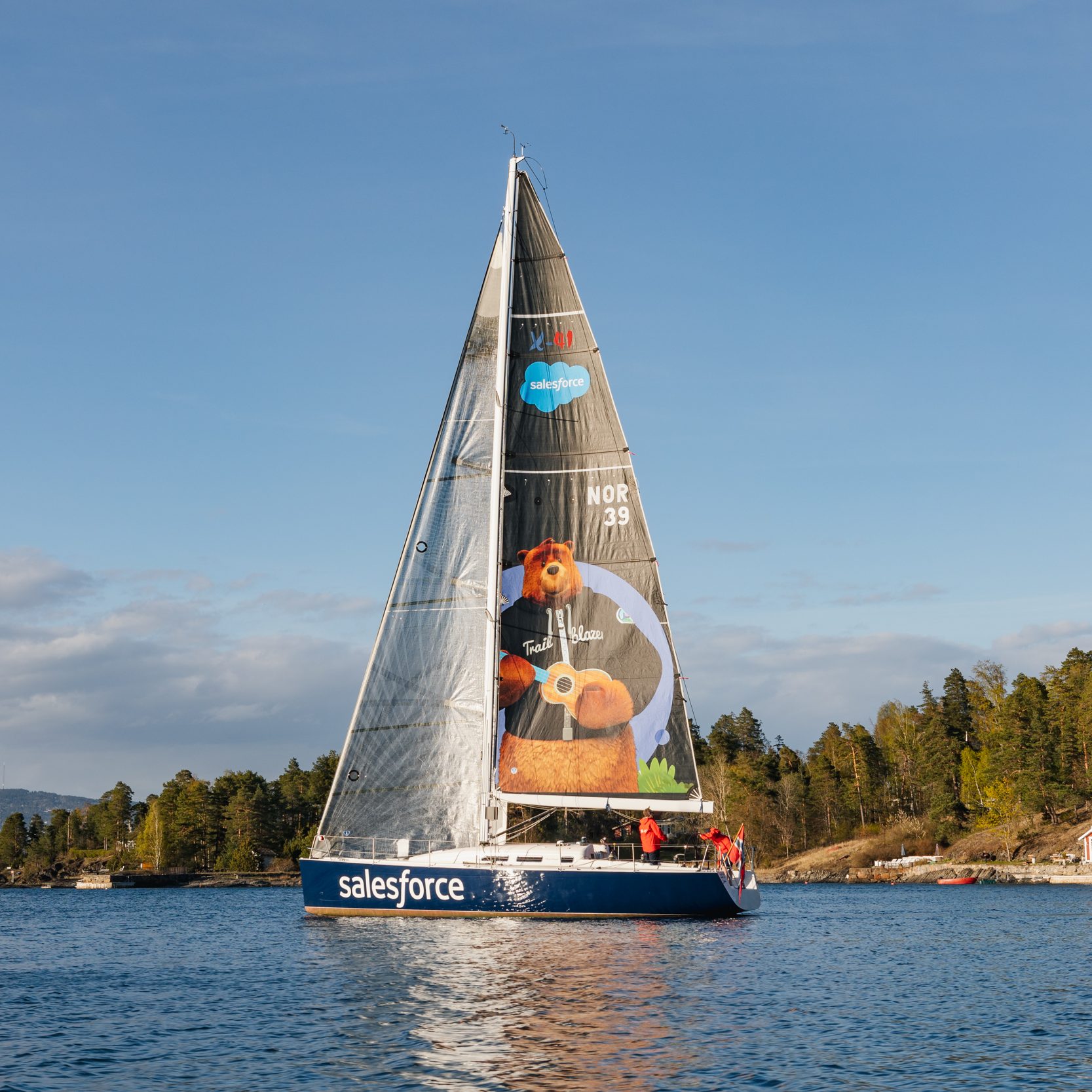 Seilbåt med folie til seil for SailLogic i kampanje med Salesforce, laget på storformat