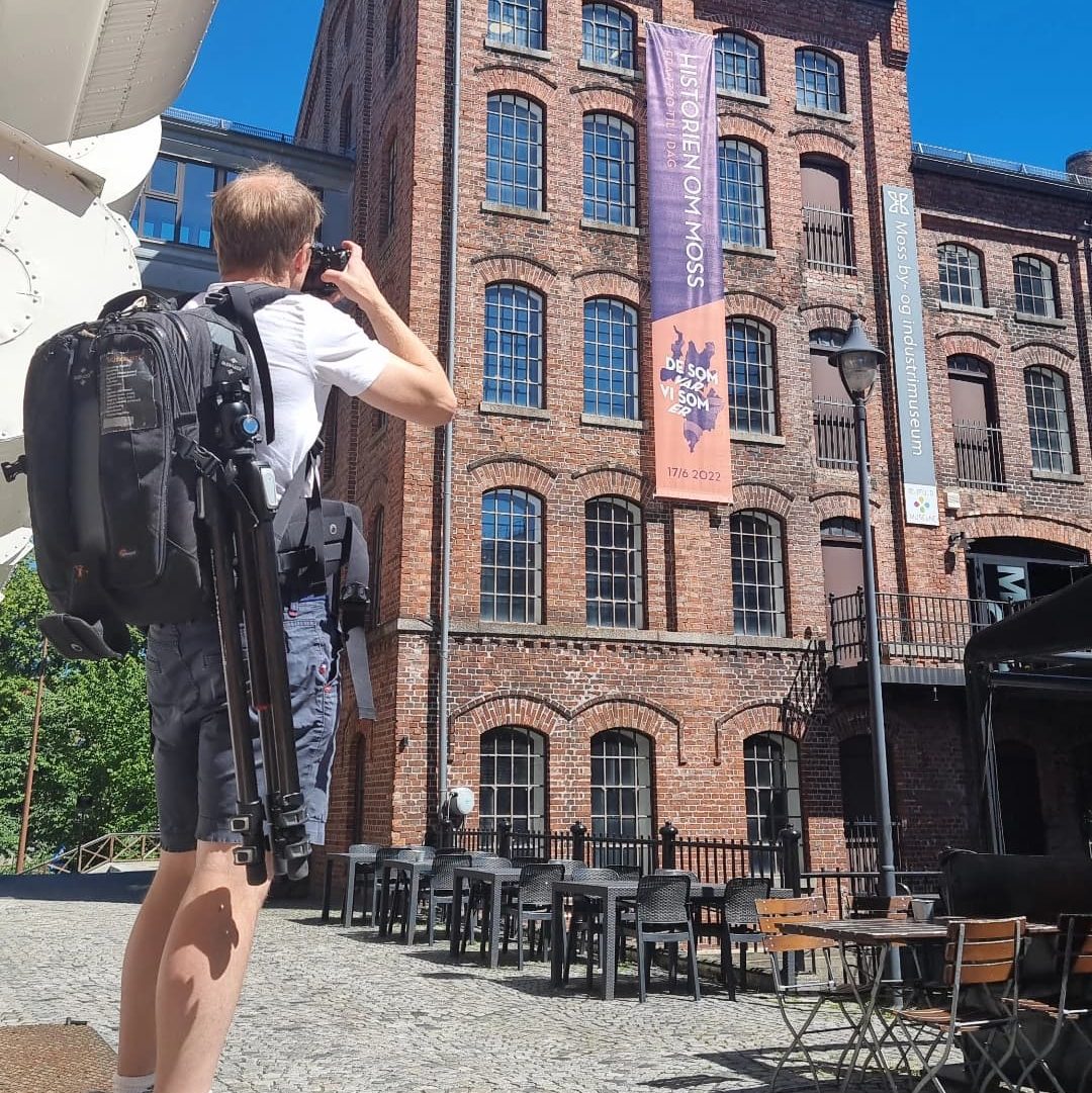 Markedskoordinator er med på fotografering og dokumentering hos kunde