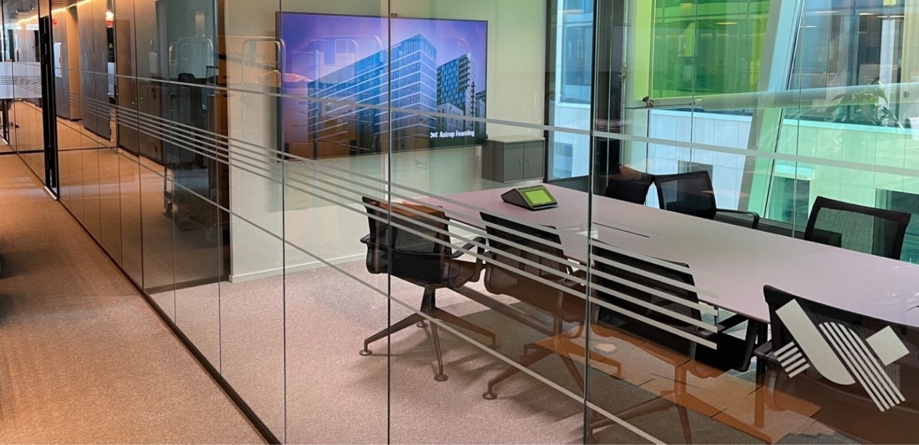 Vindusfolier, designet, produsert og montert av Konsis, for Fearnley Securities